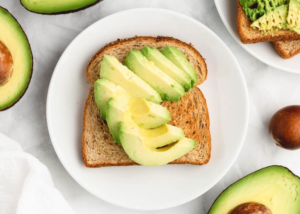 Muscle-building foods – how to gain muscle with healthy fats like avocado.